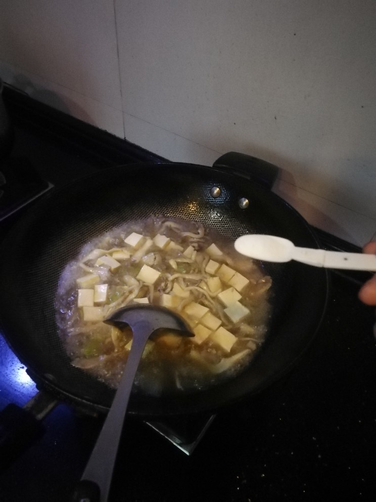 平菇豆腐汤,焖煮大概五分钟,加入适量盐。