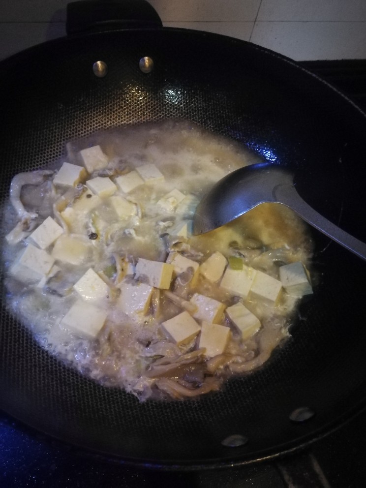 平菇豆腐汤,倒入鸡蛋液,迅速搅拌。