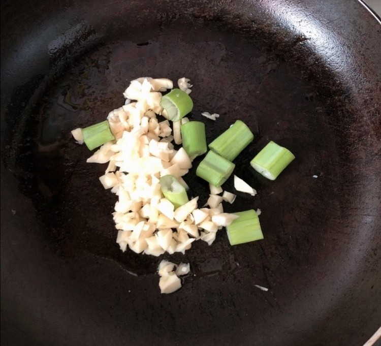 蒜香烤排骨,锅中加少许油,下蒜末爆香,高温后的蒜末香味更浓