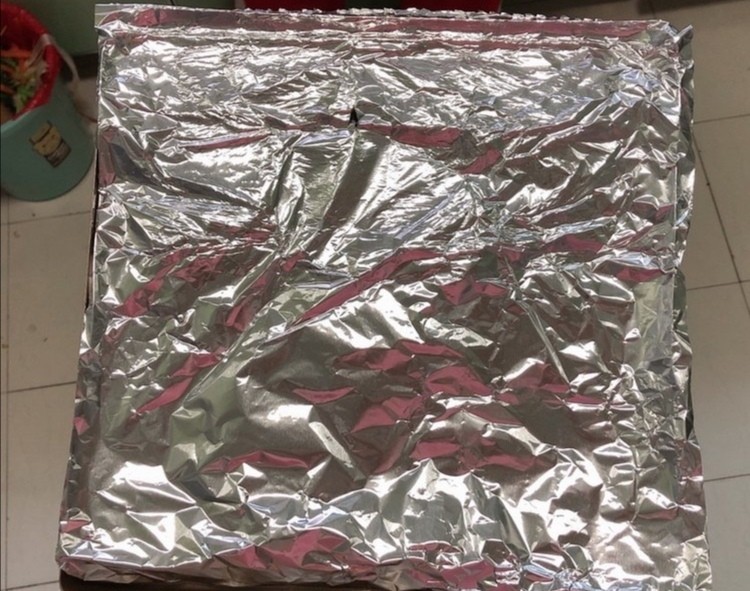 蒜香烤排骨,盖上一层锡纸密封