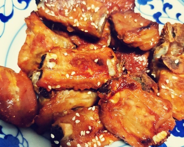 蒜香烤排骨,撒上熟白芝麻,美味的蒜香烤排骨上桌了。