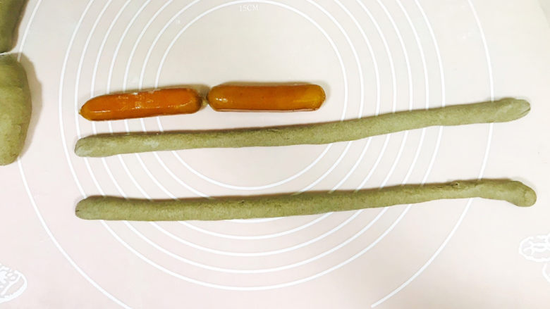 香肠馒头卷,再将每个水滴状的面条，继续搓成长条，长度是香肠的三倍到四倍