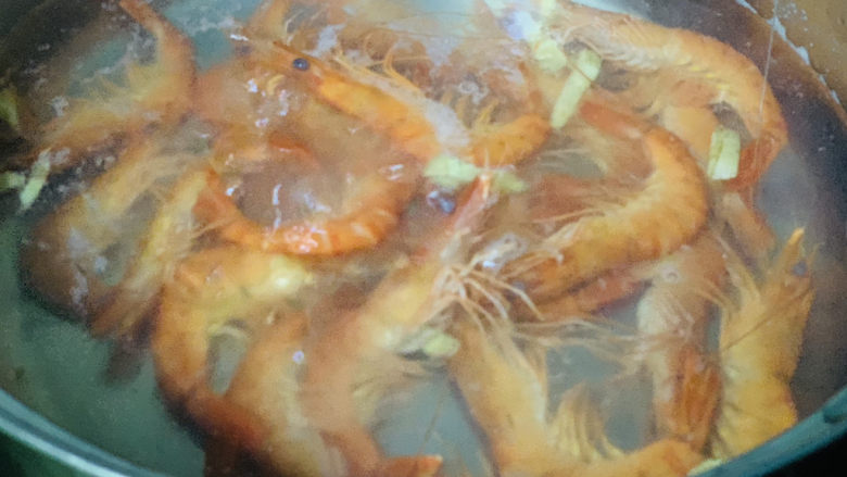 豌豆炒虾仁,锅加清水,加姜丝,加料酒煮开,放入鲜虾,焯水