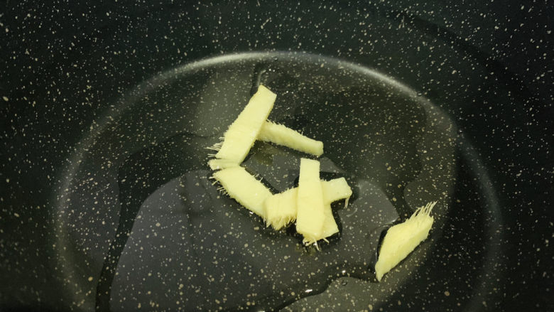 豌豆炒虾仁,锅加食用油加生姜丝,炒香