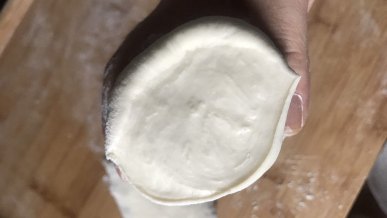 香肠馒头卷,再揉面排气,(揉面手法,我在南瓜馒头菜谱里有详细说明)揉至切开无气孔就是揉好了,这一步面揉的越光滑,蒸出来的馒头表面就越光滑