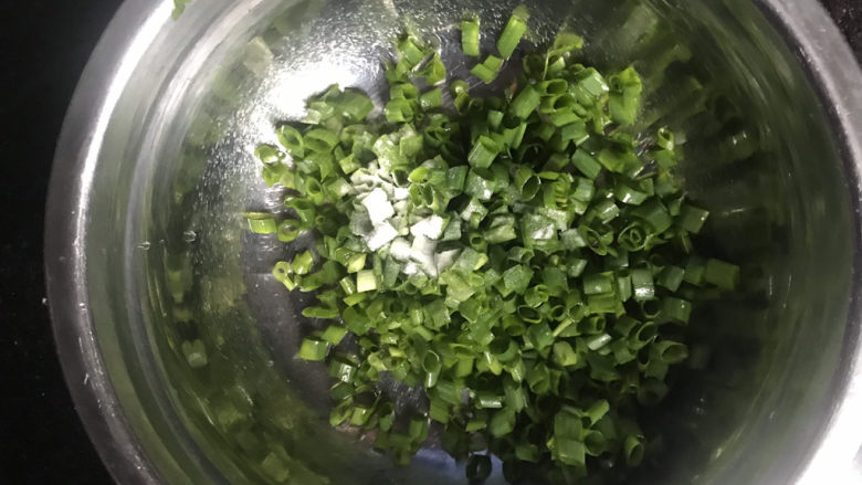 香肠馒头卷,早上起来先切点葱花,葱花里加入少许小苏打,能使蒸熟后葱花脆绿不变色