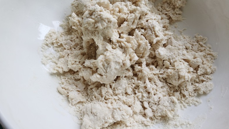 香肠馒头卷,剩余的水不要一次性倒入面粉中,不同的面粉品牌吸水性会有差异,根据各自情况酌情增减用水量。