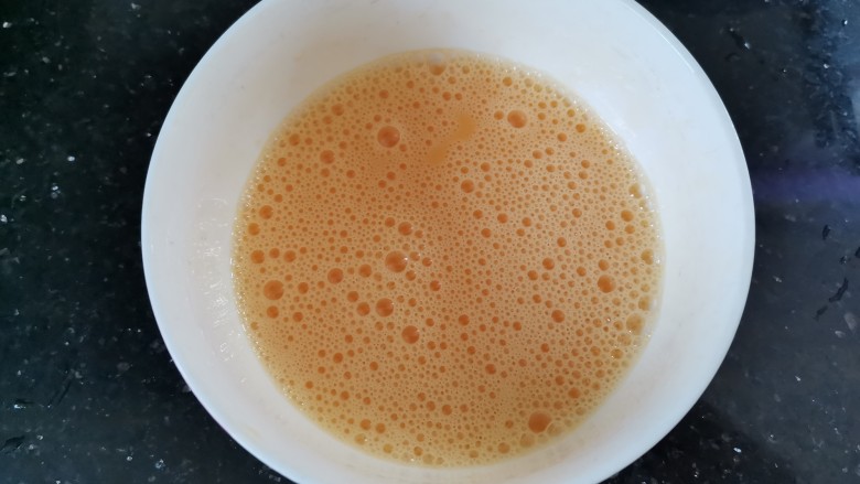香肠炒蛋,鸡蛋打散