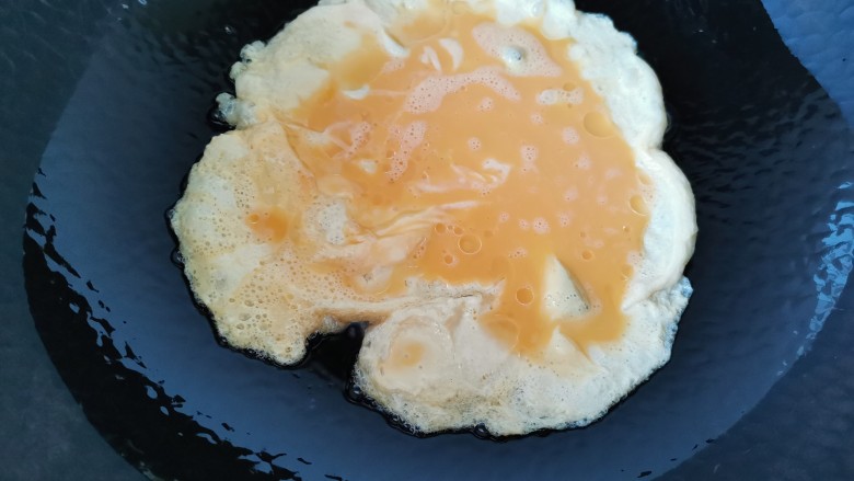 香肠炒蛋,锅里倒入适量的油,油热倒入蛋液煎