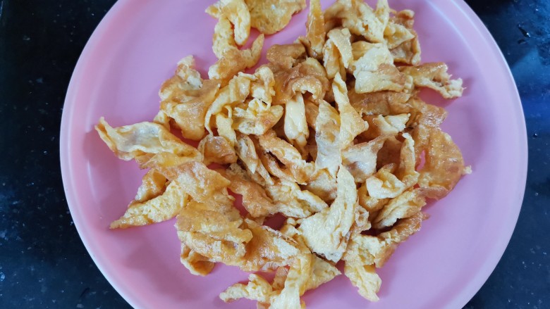 香肠炒蛋,用铲子铲散,装入盘中