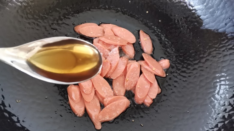 香肠炒蛋,加入料酒翻炒