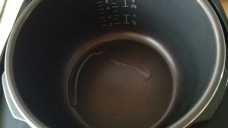 新奥尔良烤鸡腿,电压力锅中,刷点薄油