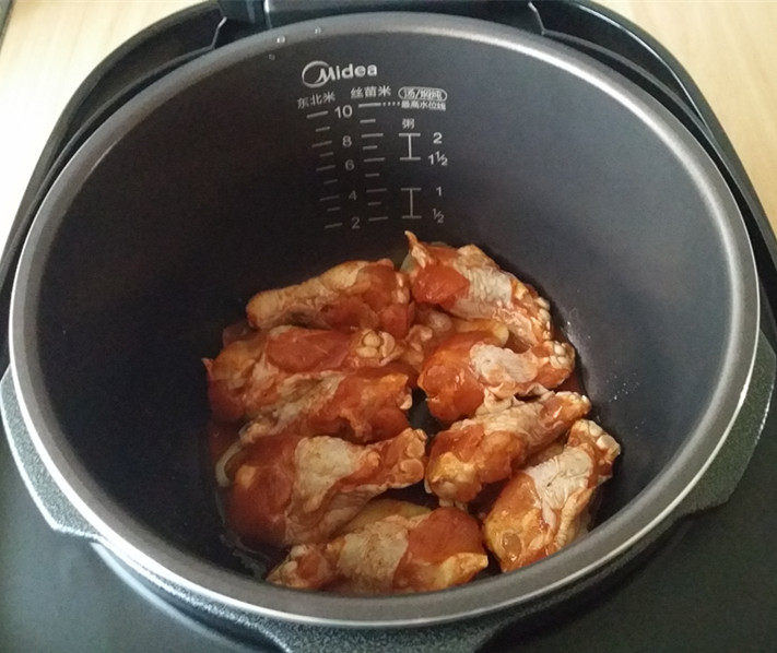 新奥尔良烤鸡腿,铺一层姜片,再好入腌制过的小鸡腿