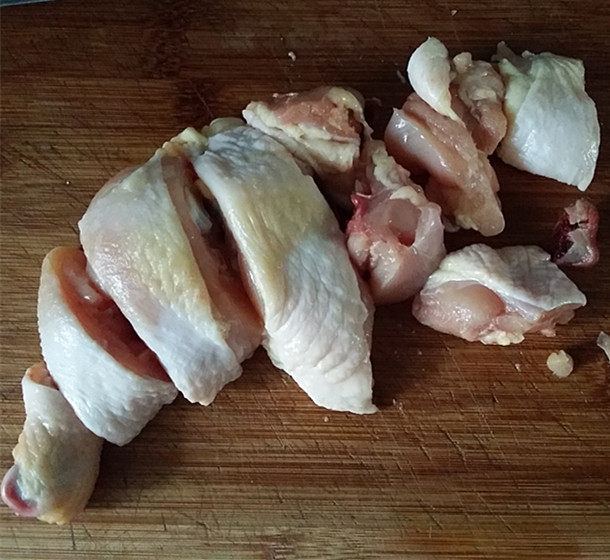 香菇焖鸡,鸡腿洗净,斩大块备用