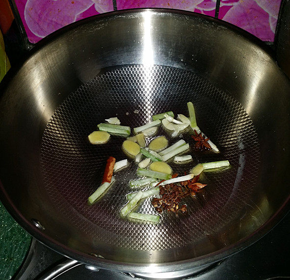 香菇焖鸡,炒锅烧热,倒入食用油,下葱姜<a style='color:red;display:inline-block;' href='/shicai/ 700'>花椒</a>等调料,煸香后盛出