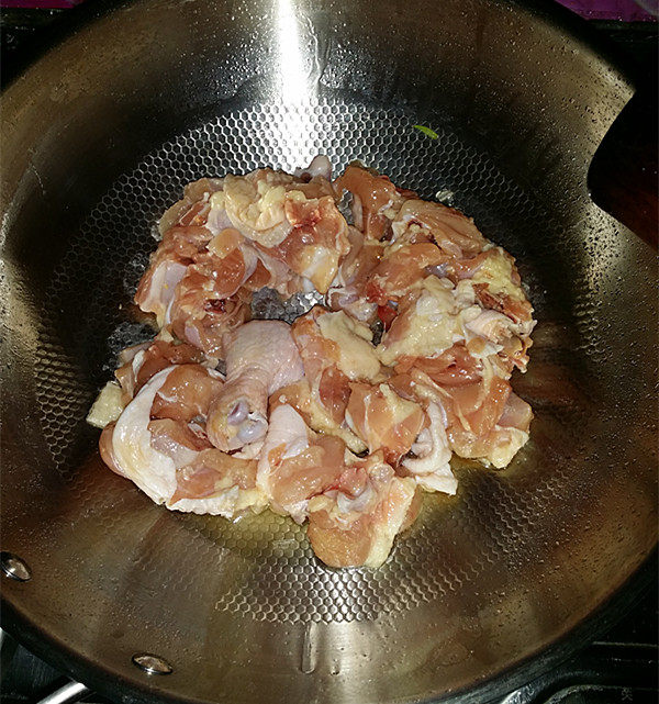 香菇焖鸡,留底油,倒入鸡块