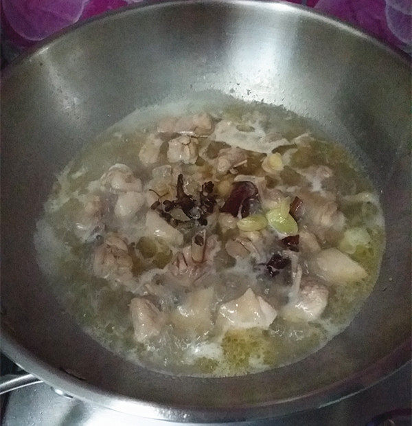 香菇焖鸡,加盖大火煮沸,转小火焖7~8分钟