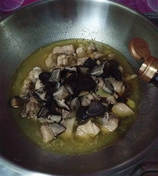 香菇焖鸡,随后放入香菇和少许<a style='color:red;display:inline-block;' href='/shicai/ 762'>老抽</a>,沸腾后转小火继续焖5~6分钟