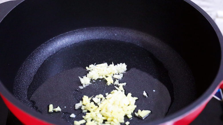 茄汁玉米鸡丁,锅中倒入适量的食用油烧热,放入蒜末姜末炒出香味