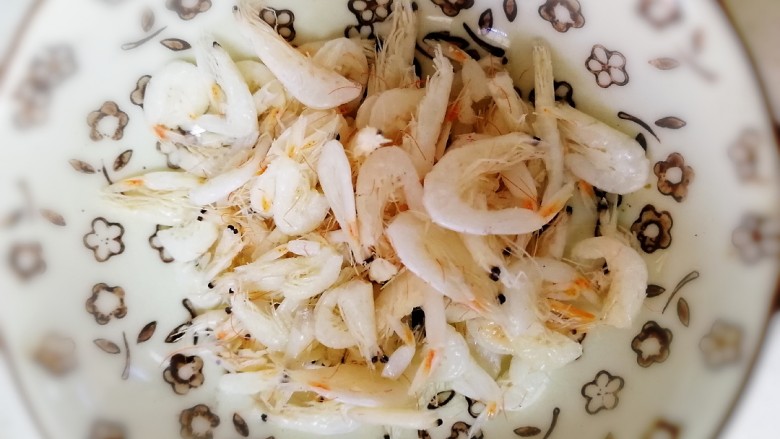 平菇豆腐汤,准备适量<a style='color:red;display:inline-block;' href='/shicai/ 288'>虾皮</a>,清水洗一下。