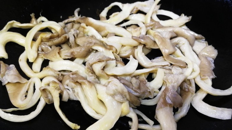 平菇豆腐汤,热锅倒入少量油,放入平菇小火炒匀,平菇会把油吸掉,小火炒香。