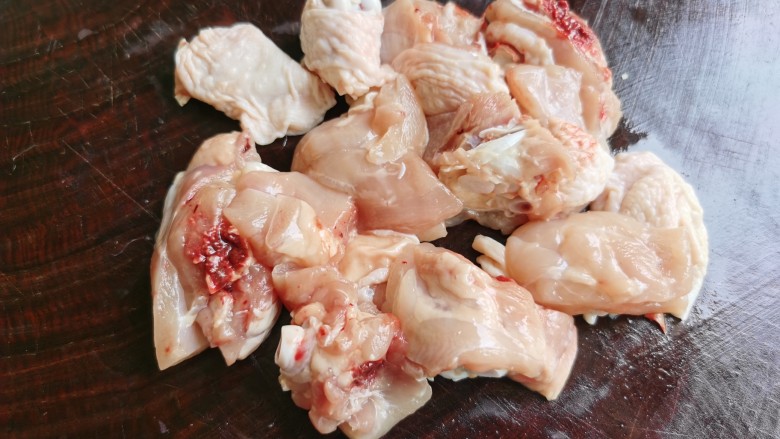 香菇焖鸡,<a style='color:red;display:inline-block;' href='/shicai/ 92'>鸡腿</a>清洗干净,剁成块状。
