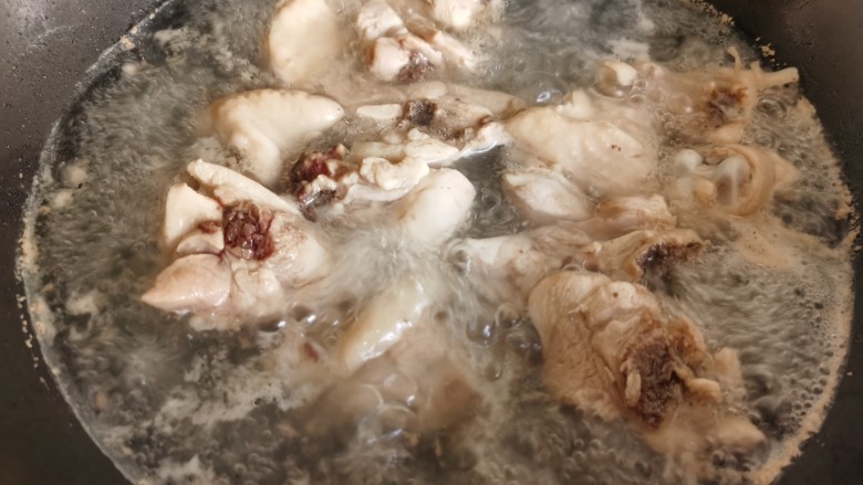 香菇焖鸡,鸡块凉水下锅煮开焯水,捞出后用温水洗净鸡块上的血沫和杂质,控水备用。