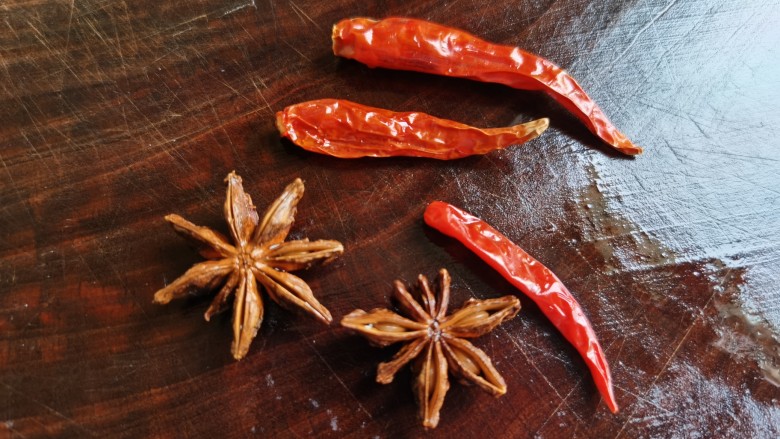 香菇焖鸡,再准备几个干辣椒和<a style='color:red;display:inline-block;' href='/shicai/ 695'>八角</a>,冲洗备用。