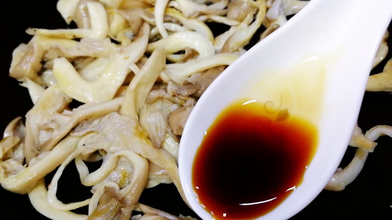 平菇豆腐汤,放半汤匙<a style='color:red;display:inline-block;' href='/shicai/ 788'>生抽</a>,小火炒匀。
