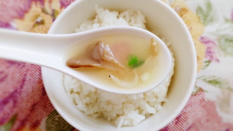 平菇豆腐汤,汤鲜香,平菇脆嫩爽滑,豆腐滑嫩,炎炎夏日喝上一碗平菇豆腐汤,祛湿微微出汗很舒服。