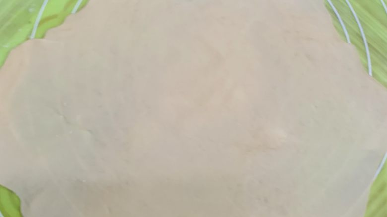 腊肠牛角包,把面团擀开成薄片,和饺子皮一样厚就行。要是再薄些会脆些。我喜欢擀得薄一些。