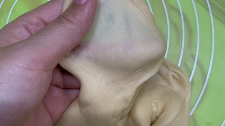 腊肠牛角包,不停揉搓3分钟,出现薄膜即可。