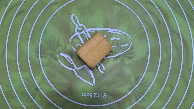 腊肠牛角包,黄油不用室温软化,直接放在案板上。