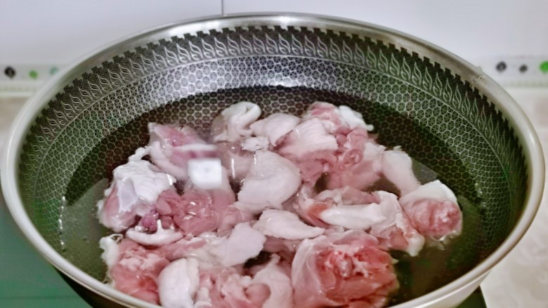 香菇焖鸡,鸡块焯水,冷水下锅烧开后煮3-5分钟,捞出用冷水反复冲洗,干净为止。