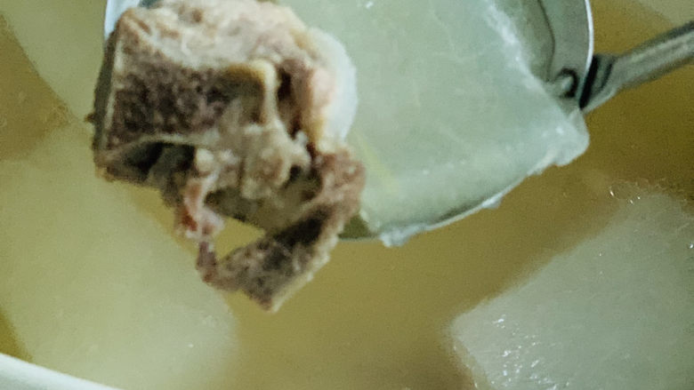 冬瓜薏米排骨汤,时间到,就可以吃了