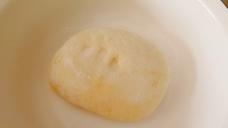 香肠馒头卷,用温水和面 面团软硬适中即可
盖上保鲜膜 饧发。