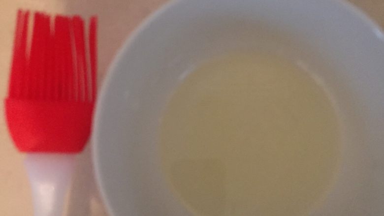 新奥尔良烤鸡腿,由于我的鸡腿肉肉多,不均匀,所以我在鸡腿上再涂一层油