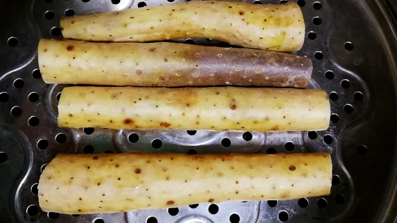 山药红豆糕,山药带皮蒸,水开蒸15分钟。