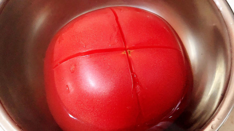 平菇豆腐汤,<a style='color:red;display:inline-block;' href='/shicai/ 3551'>西红柿</a>在开水里烫一下,剥去外皮。