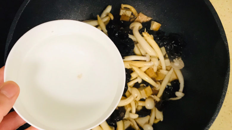 平菇豆腐汤,翻炒均匀后,倒入一碗清水