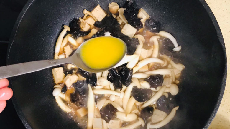 平菇豆腐汤,继续烧开锅后,用勺子将鸡蛋液淋上去,要一勺一勺淋进去