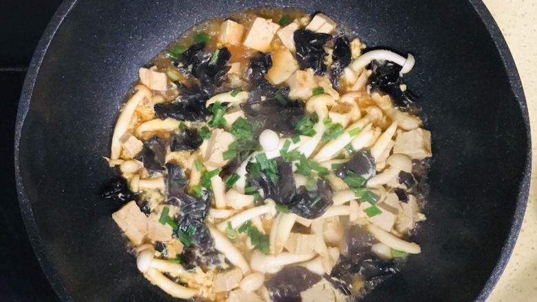平菇豆腐汤,最后撒上一把葱花,就可以关火起锅了