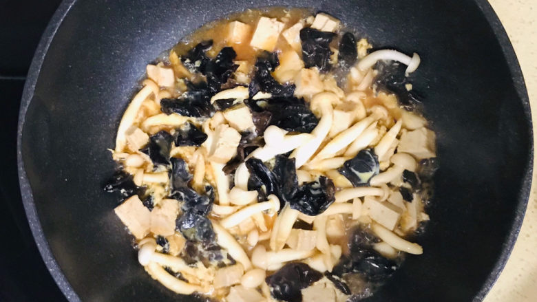 平菇豆腐汤,全部淋入后,不要翻动,继续大火烧开