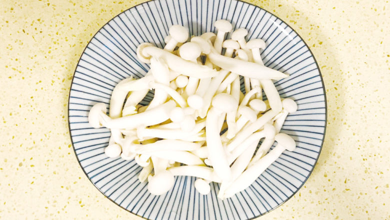 平菇豆腐汤,平头菇洗净,去掉底部
