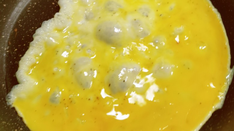 香肠炒蛋,起油锅 放入食用油 油热后放入鸡蛋液