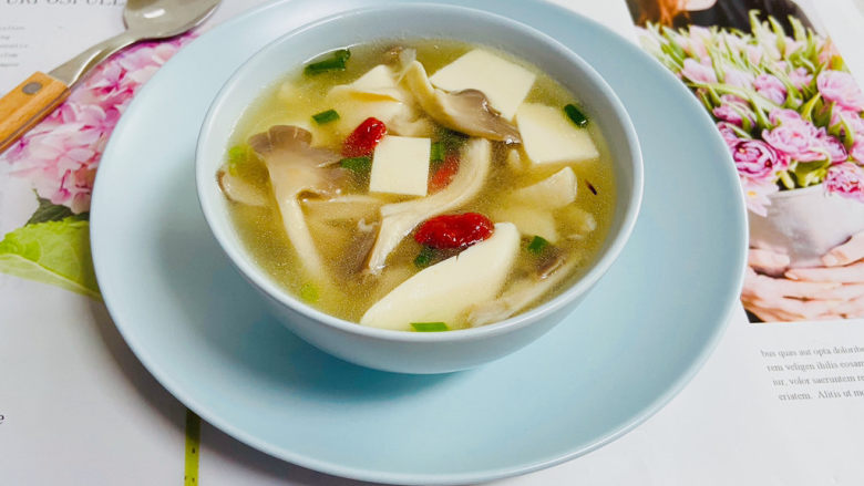 平菇豆腐汤,汤鲜味美,好喝不油腻