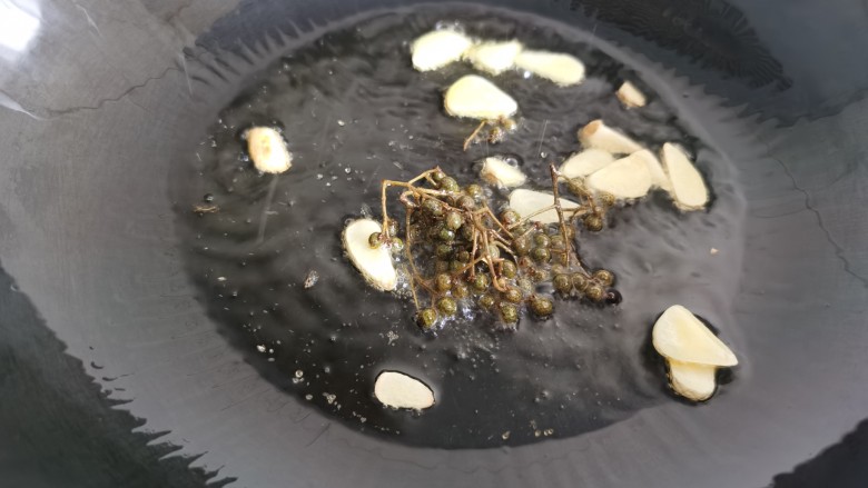 木耳炒山药,炒锅倒入橄榄油,加入蒜片和花椒爆香。