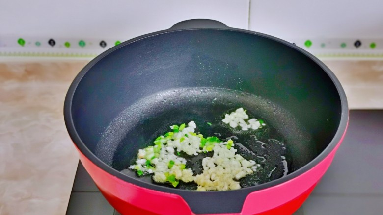 香肠炒蛋,领起油锅,加入葱白与蒜末煸炒出香味。