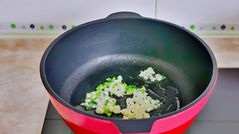 香肠炒蛋,领起油锅，加入葱白与蒜末煸炒出香味。