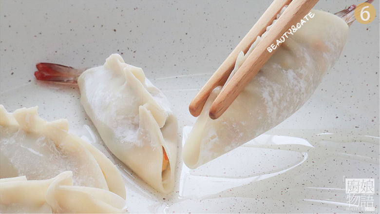 你有多久没好好吃早餐了?快用「三鲜虾尾饺」唤醒元气满满的一天!,锅里放油,饺子放入锅中,先用小火煎2分钟,再倒入适量清水铺平锅底,盖上盖子焖5分钟